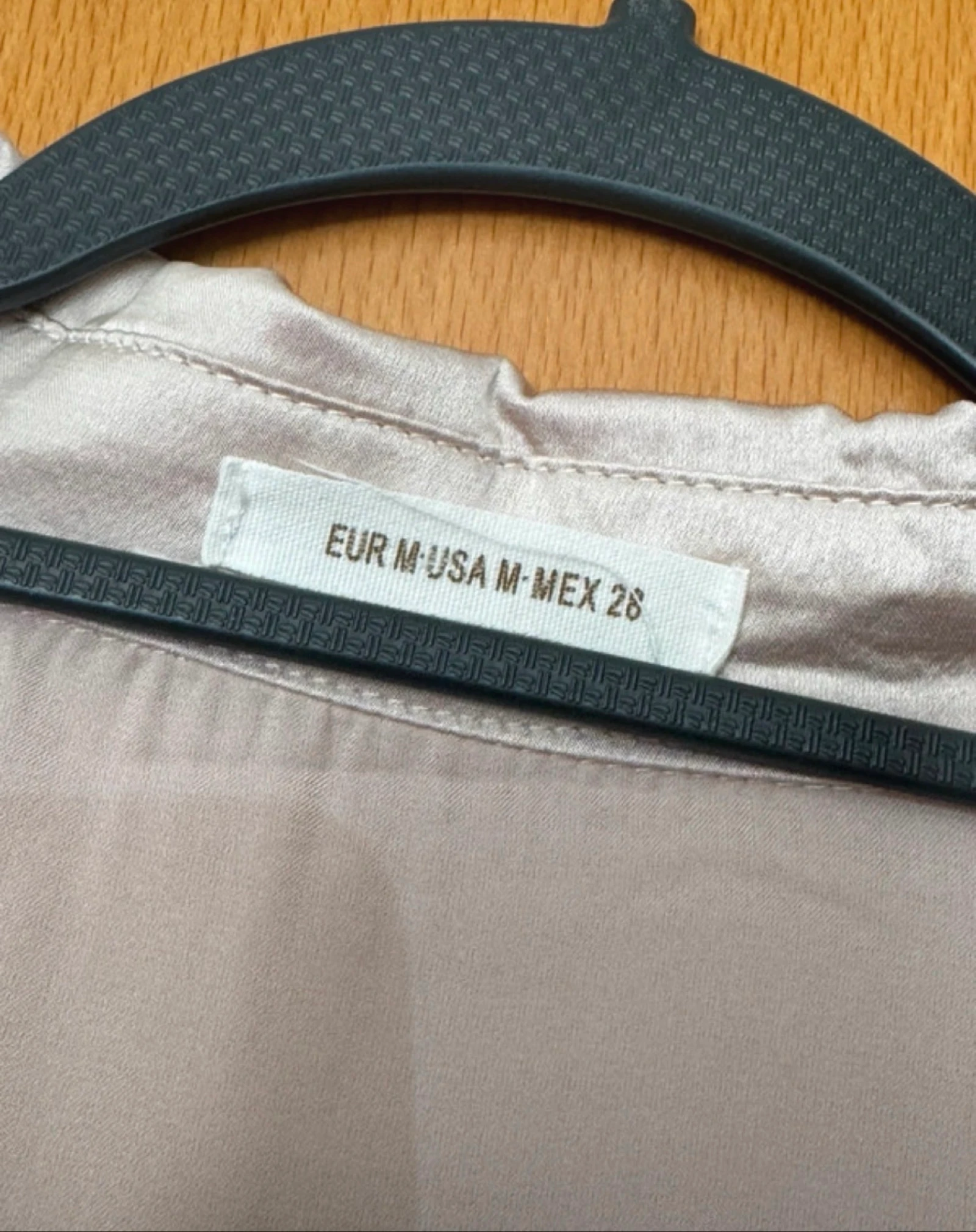 Blusa bege acetinada – photo 3